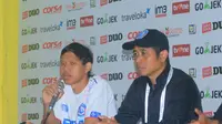 Pelatih Arema FC Joko Susilo (kanan) belum puas dengan penampilan timnya meski menang 2-0 atas Persegres Gresik United di Stadion Kanjuruhan, Malang, Rabu (25/10/2017) malam WIB. (Liputan6.com/Rana Adwa)