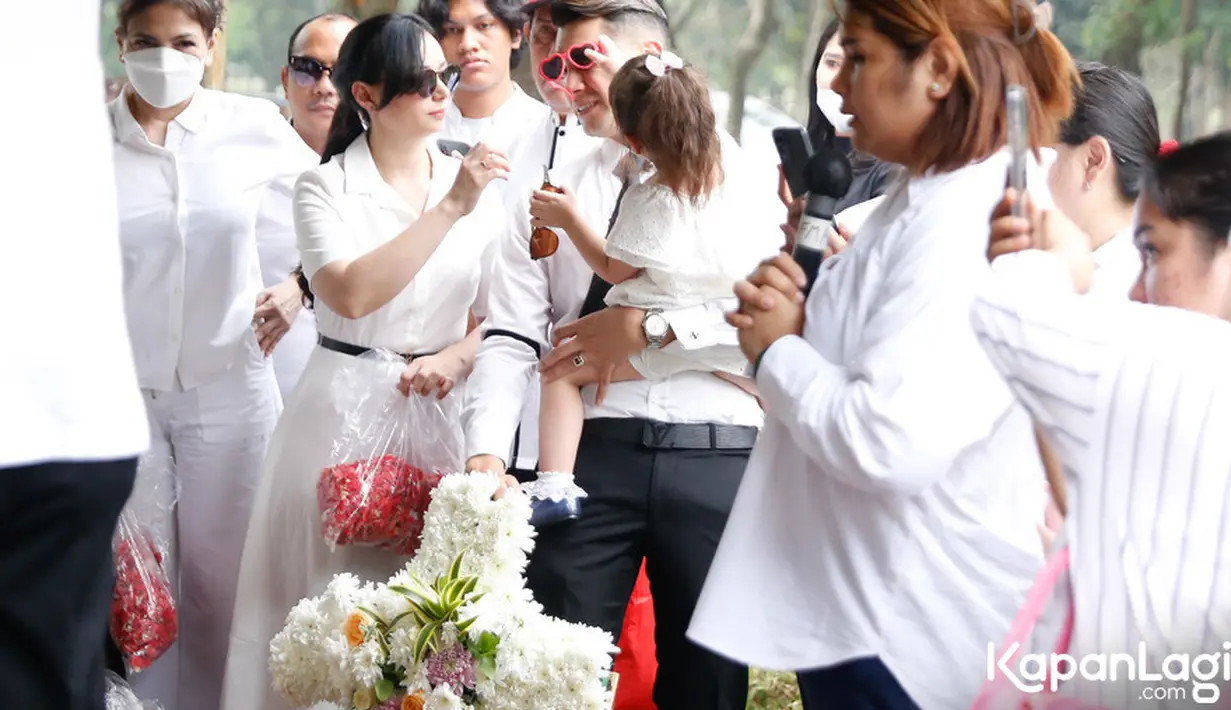 "Ibu mertua yang luar biasa buat aku ya. Baik, Mama tuh baik banget. Banyak sekali mengajarkan hal-hal baik juga. Bukan cuma ke menantunya, tetapi juga ke anak-anaknya," kata Asmirandah usai pemakaman. [Foto: Bayu Herdianto/KapanLagi.com]