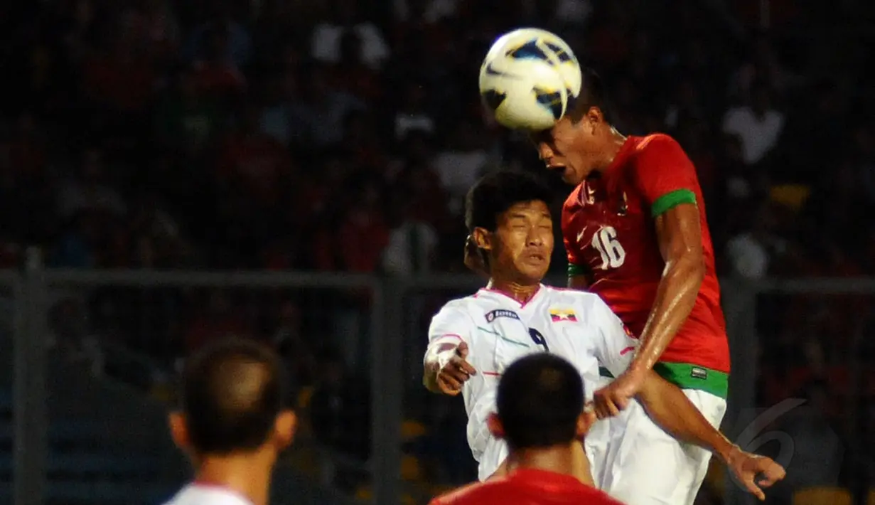 Bek Timnas Indonesia U-19, Hansamu Yana Pranata (kanan) berusaha memenangkan duel bola atas dari penyerang Myanmar, Aung Thu dalam laga persahabatan yang digelar di Stadion GBK Jakarta, (5/5/2014). (Liputan6.com/Helmi Fithriansyah)