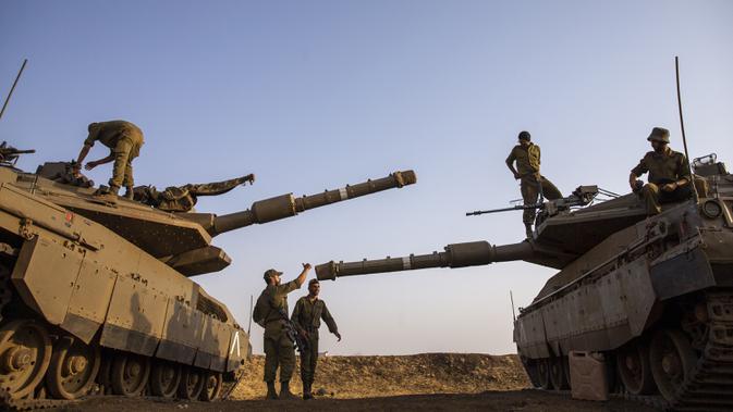 Tentara Israel bekerja di tank-tank dekat perbatasan dengan Lebanon di Dataran Tinggi Golan, Selasa (28/7/2020). Perdana menteri Lebanon menuduh Israel memprovokasi 