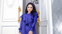 Dress biru dengan detail ruffle akan membuatmu tampil layaknya ABG. (instagram/krisdayantilemos)