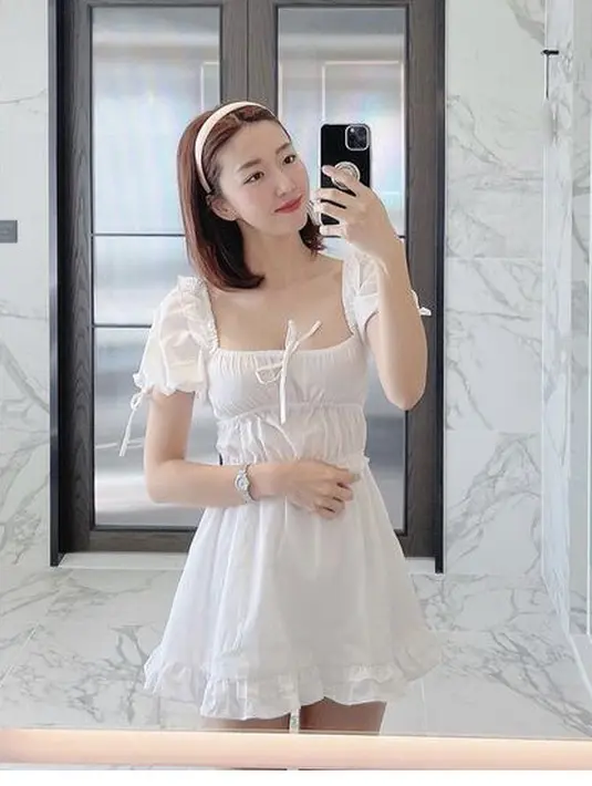 Mini dress putih juga dikenakan Sunny. Tampilan semakin manis dengan headband sebagai aksesori kepalanya. Instagram @sunnydahye