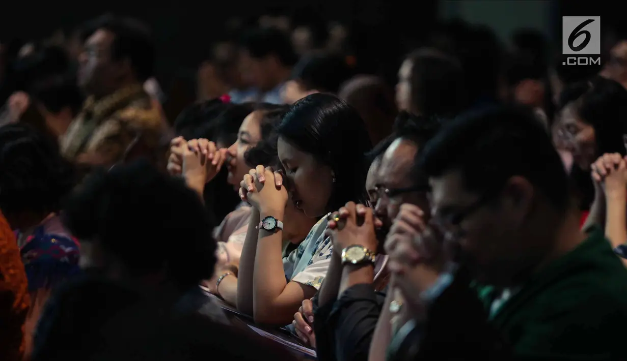 Umat Kristen Katolik terlihat khusyuk berdoa saat mengikuti Misa Pontifikal Natal di Gereja Katedral, Jakarta, Senin (25/12). Panitia Gereja Katedral mengatakan, telah menyiapkan 4.400 kursi yang bisa digunakan jemaah. (Liputan6.com/Faizal Fanani)