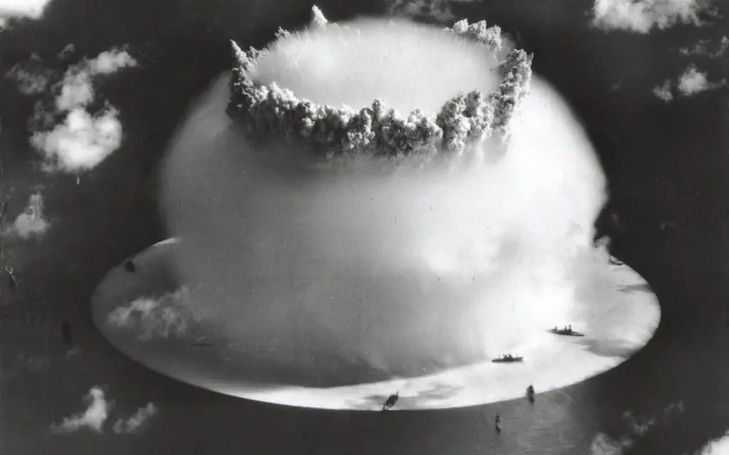 Amerika Serikat melakukan uji coba dampak bom nuklir pada kapal perang yang dinamakan Operation Crossroads (Wikipedia)  