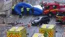 Insiden ini terjadi di Water Street, saat ratusan ribu fans The Reds memadati jalan untuk menyambut para pemain yang melintasi kota dengan bus atap terbuka. (AP Photo/Jon Super)