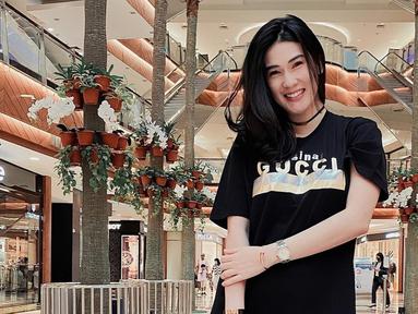 Stevie Agnecya cukup sering mengunggah gaya OOTD di akun Instagram pribadinya. Bahkan, penampilannya menggunakan kaus dengan makeup sederhana kerap curi perhatian netizen. (Liputan6.com/IG/@steviagnecya)