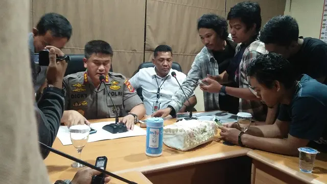 Kabid Humas Polda Sulsel, Kombes Pol Dicky Sondani memaparkan perkembangan kasus dugaan korupsi yang sedang ditangani Polda Sulsel (Liputan6.com/ Eka Hakim)