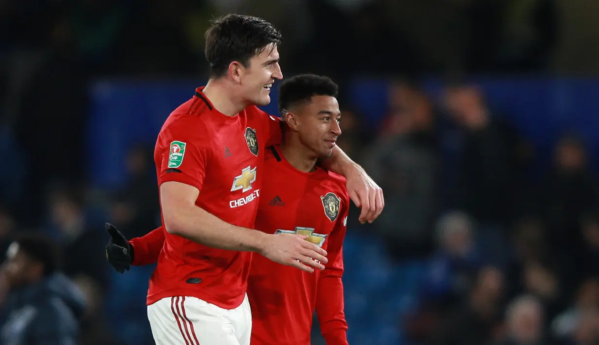 Bek Manchester United, Harry Maguire berselebrasi dengan Jesse Lingard (kanan) pada akhir babak keempat Carabao Cup di Stamford Bridge, Rabu (30/10/2019). MU melaju ke perempat final Carabao Cup setelah membekuk Chelsea 2-1. (AP/Ian Walton)