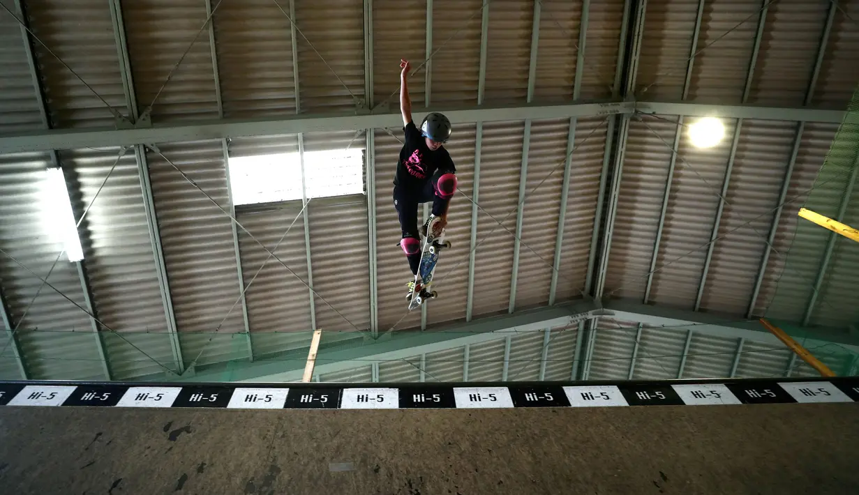 Skateboarder Misugu Okamoto menunjukkan keterampilannya saat sesi latihan di Kota Ama, Prefektur Aichi, Jepang, 2 Juli 2019. Okamoto bermain skateboard sejak duduk di bangku sekolah dasar. (Behrouz Mehri/AFP)