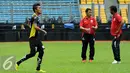 Pelatih Mitra Kukar, Jafri Sastra (tengah) berbincang dengan asistennya saat berlatih di Stadion GBK Jakarta, Sabtu (23/1/2016). Mitra Kukar akan melawan Semen Padang di final Piala Jenderal Sudirman, Minggu (24/1). (Liputan6.com/Helmi Fithriansyah)