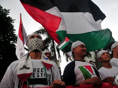 Massa yang peduli dengan kondisi Palestina menggelar demo di Bundaran HI, Jakarta, Jumat (14/11/2014). (Liputan6.com/Johan Tallo)