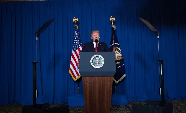 Donald Trump mengeluarkan pernyataan serangan AS ke Suriah di kelab mewah pribadinya Mar-a-Lago (JIM WATSON / AFP)