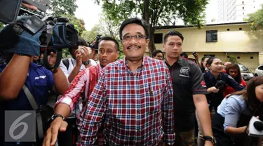 Cawagub DKI Jakarta, Djarot Saiful Hidayat (tengah) saat menuju ruang Dirkrimum Polda Metro Jaya, Jakarta, Senin (5/12). Djarot diperiksa sebagai saksi kasus penghadangan kegiatan kampanye  pada 25 November 2016 lalu. (Liputan6.com/Helmi Fithriansyah)