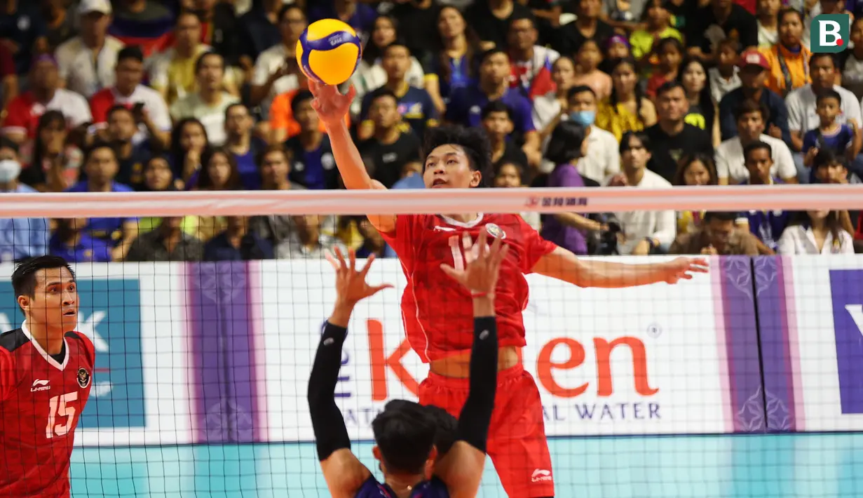 Serve keras lurus Farhan Halim di area belakang kiri Kamboja berbuah ace, gagal dikembalikan sempurna pemain Kamboja. 7-0 untuk Indonesia. (Bola.com/Abdul Aziz)