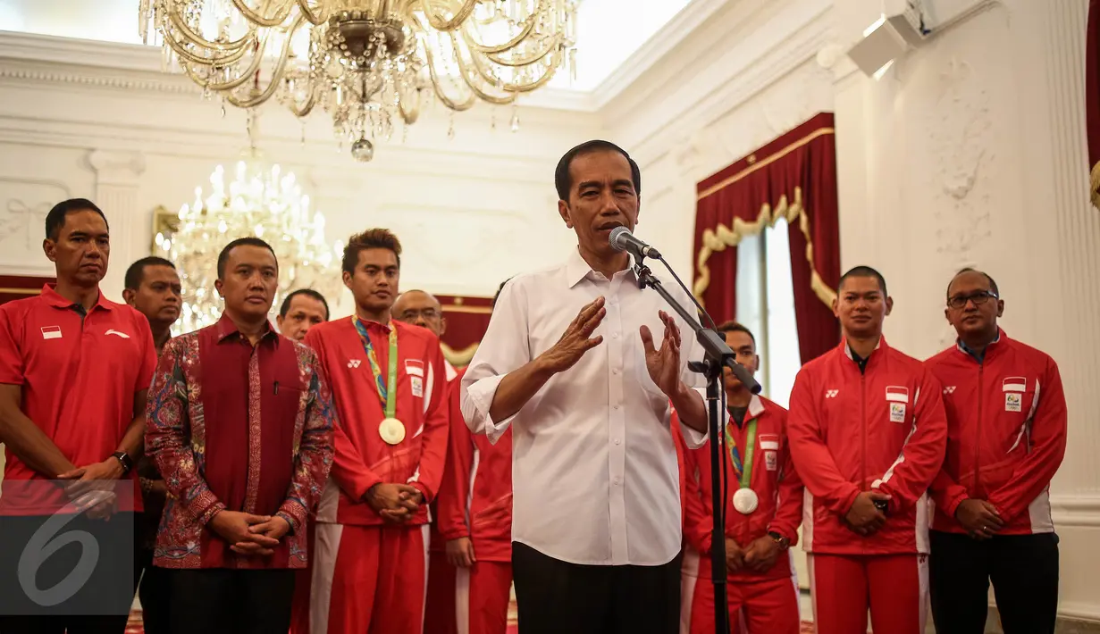 Presiden Jokowi memberikan keterangan saat menerima Kontingen Indonesia untuk Olimpiade Rio 2016, di Istana Merdeka, Jakarta, Rabu (24/8). Jokowi ditemani Menpora Imam Nahrawi dan para Kontingen melakukan pertemuan tertutup. (Liputan6.com/Faizal Fanani)