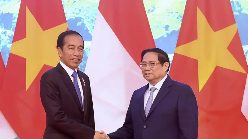 Presiden Joko Widodo atau Jokowi saat bertemu Perdana Menteri (PM) Vietnam Pham Minh Chinh di Government Office, Hanoi, Vietnam, Jumat (12/1/2024).