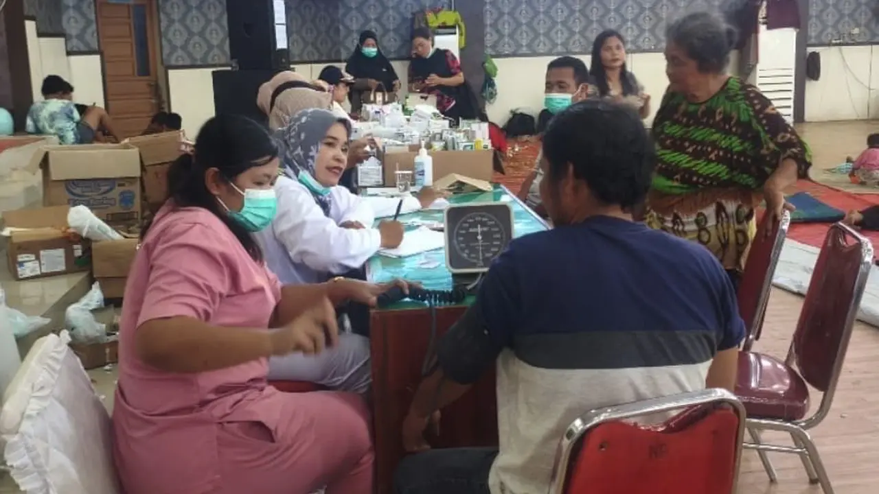 Pelayanan diberikan melalui sistem door-to-door, puskesmas, posko kesehatan, hingga layanan rujukan di RSUD Pandan. Untuk menjangkau wilayah yang masih terisolasi, tenaga kesehatan TNI diturunkan menggunakan helikopter.