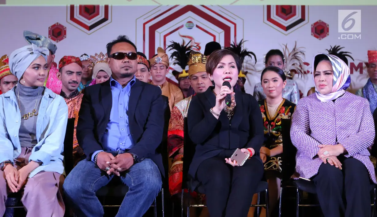 Direktur programming Indosiar, Harsiwi Ahmad (kedua kanan) memberi keterangan saat konferensi pers Dangdut Academy Asia ke 3 di SCTV Tower, Jakarta, Kamis (19/10). (Liputan6.com/Helmi Afandi)