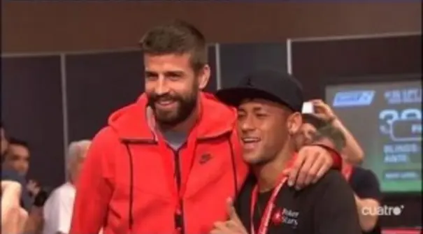 Dua Penggawa Barecelona, Neymar dan Gerard Pique tampak seru saat mereka ikut dalam sebuah turnamen poker di kota Barecola