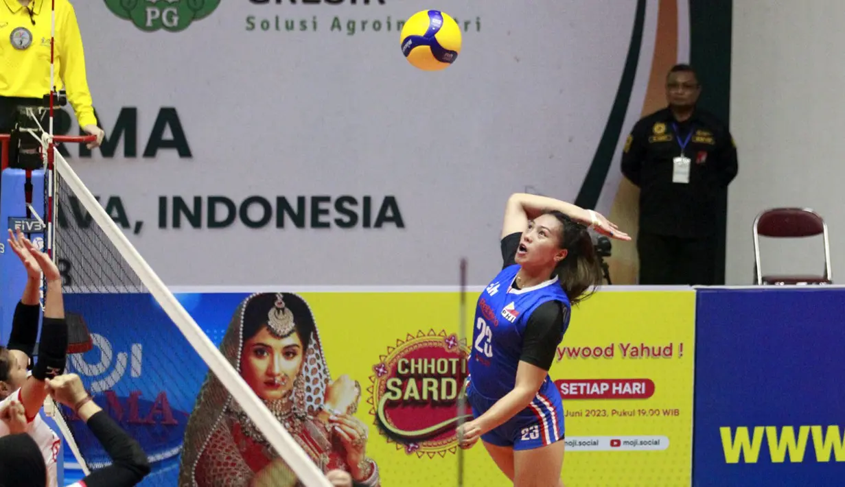 Suasana pertandingan babak penyisihan grup A Kejuaraan Bola Voli putri AVC Challenge Cup 2023 antara Timnas Indonesia melawan Filipina yang berlangsung di GOR Tri Dharma Gresik, Selasa (20/6/2023). (Bola.com/Dok. PBVSI)