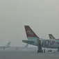 Suasana Bandara Soetta yang tertutup kabut asap, Tangerang, Banten, Selasa (27/10/2015). Aktivitas masih norrmal meskipun asap dari kebakaran hutan dan lahan (karhutla) Sumatera dan Kalimantan mulai masuk ke Jakarta. (Liputan6.com/Immanuel Antonius)