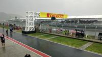 Hujan membuat race 1 WSBK Mandalika 2021 ditunda satu jam (Liputan6.com/Hans Bahanan)