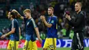 Pemain Swedia menyapa para pendukung setelah dikalahkan Jerman dalam pertandingan Piala Dunia 2018 di Stadion Fisht, Rusia (23/6). (AFP/Jonathan Nackstrand)