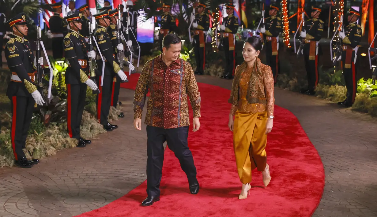 Perdana Menteri Kamboja Hun Manet, kiri, dan istrinya Pich Chanmony  tiba untuk menghadiri Gala Dinner KTT ke-43 ASEAN di Hutan Kota GBK, Jakarta, Rabu (6/9/2023). (Mast Irham/Pool Photo via AP)