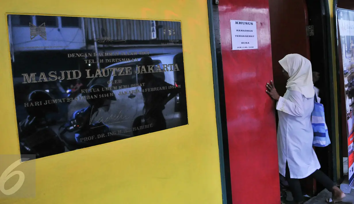 Masjid Lautze berdiri sejak tahun 1991 dibangun Haji Karim Oei di Jalan Lautze nomor 87-89. Ketua Ikatan ICMI, B.J. Habibie meresmikan bangunan ini pada tahun 1994, Jakarta, Sabtu (11/6).(Liputan6.com/Yoppy Renato).