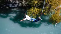 Ilustrasi bungee jumping. (dok. Unsplash.com/Jeffrey Grospe)