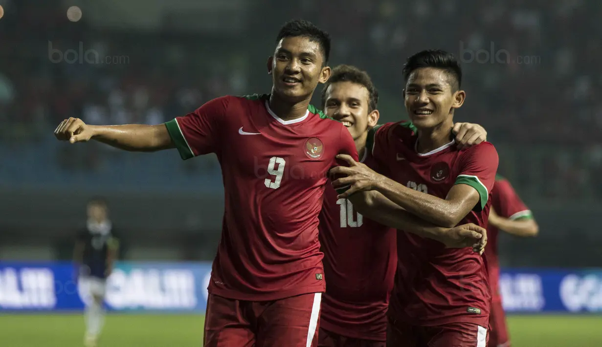 Para pemain Timnas Indonesia U-19 merayakan gol yang dicetak Rafly Mursalim ke gawang Kamboja U-19 pada laga persahabatan di Stadion Patriot, Bekasi, Rabu (4/10/2017). Indonesia menang 2-0 atas Kamboja. (Bola.com/Vitalis Yogi Trisna)
