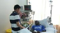 Bek Shanghai Shinhua, Sun Xiang, menyambangi Demba Ba di rumah sakit (shanghaidaily.com)