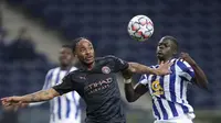 Penyerang Manchester City, Raheem Sterling berebut bola dengan bek FC Porto, Malang Sarr pada matchday kelima Grup C Liga Champions di Estadio Do Dragao, Porto, Rabu (2/12/2020) dini hari WIB. Manchester City harus puas bermain 0-0 lawan Porto. (AP Photo/Luis Vieira)