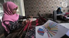 Warga menyelesaikan pembuatan tenun bertema ondel-ondel saat Pelatihan Tenun Betawi di Rusun Jatinegara Barat, Jakarta, Rabu (6/11/2019). Sebanyak 20 warga Rusun Jatinegara Barat mengikuti Pelatihan Tenun Betawi yang digagas Dewan Kerajinan Nasional Daerah DKI Jakarta. (merdeka.com/Iqbal Nugroho)