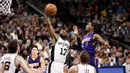 Pemain Spurs, Jonathon Simmons #17 mengamankan bola rebound dari kejaran pemain Phoenix Suns, Brandon Knight #11  pada laga NBA di AT&T Center, (28/12/2016). (Reuters/Soobum Im-USA TODAY Sports)