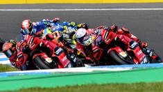 Pebalap Ducati Lenovo, Francesco Bagnaia (kiri)&nbsp;memacu motornya saat MotoGP Australia 2022 yang berlangsung di Sirkuit Phillip Island pada Minggu (16/10/2022) pagi WIB. (AFP/Paul Crock)