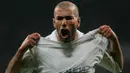 Zinedine Zidane (77,5 juta euro)- Zidane memulai ikatannya dengan Real Madrid sebagai pemain pada bulan Juli 2001. Pemain terbaik dunia ini dibeli Real Madrir dari Juventus seharga 77,5 juta euro. (AFP/Philippe Desmazes)