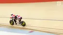 Pesepeda Indonesia Ni'mal Magfiroh dan Sri Sugiyanti memacu kecepatan pada nomor 3.000 meter persuit individu B saat Asian Track Championship 2019 di Veledrome, Jakarta, Jumat (11/1). Pasangan ini berhasil meraih perak. (Bola.com/Yoppy Renato)