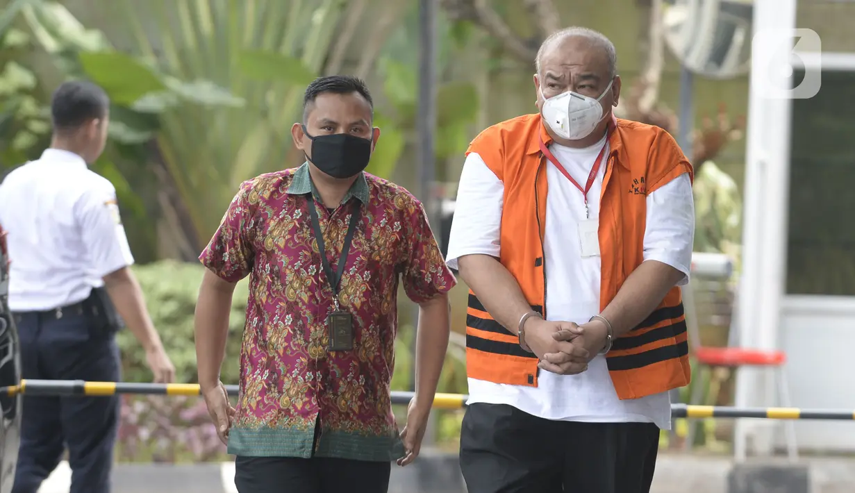 Pemilik Grup Dempo Muhammad Yamin Kahar (kanan) penyuap Bupati Solok Selatan Muzni Zakaria tiba di Gedung KPK, Jakarta, Kamis (19/3/2020). Kahar diperiksa sebagai tersangka untuk melengkapi berkas suap proyek jembatan dan pembangunan masjid Solok senilai Rp 69,8 miliar. (merdeka.com/Dwi Narwoko)