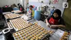 Pekerja memilah kue kering di Toko Roti Gelora, Jatinegara, Jakarta, Sabtu (15/2/2025). (Liputan6.com/Angga Yuniar)