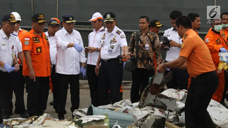 Menhub Tinjau Identifikasi Barang Temuan dan Serpihan JT 610