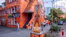 Suasana Jalan Marktweg di Den Haag, Belanda, didekorasi menjelang dimulainya Piala Dunia 2026, Selasa 9 Juni 2026. (AP Photo/Patrick Post)