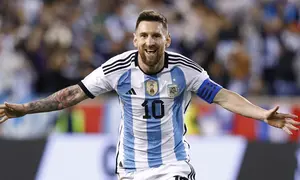 Lionel Messi. menjadi Sosok paling berpengaruh di Timnas Argentina saat ini, pemain berusia 35 tahun ini tercatat telah mengoleksi 19 caps dengan torehan 6 gol dan 5 assist bersama Argentina di ajang Piala Dunia dan berpeluang melewati rekor Diego Maradona sebagai penampil terbanyak. Jumlah tersebut dicatatkannyanya dalam 4 edisi Piala Dunia, yaitu mulai 2006 hingga 2018. Prestasi terbaiknya yaitu saat membawa Argentina menjadi runner-up pada edisi 2014 di Brasil setelah kalah 0-1 (0-0) dari Jerman lewat perpanjangan waktu di partai final. (AFP/Andres Kudacki)