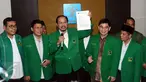 Djan Faridz (tengah) bersama pengurus PPP menunjukkan surat usai menemui Menkumham Yasonna Laoly di Jakarta, Selasa (23/11). Djan Faridz melaporkan hasil putusan PTUN yang mengabulkan gugatan PPP kubu Djan Faridz. (Liputan6.com/Helmi Fithriansyah)
