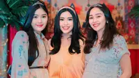 Erina Gudono (kiri) menghadiri acara buka puasa bersama finalis Puteri Indonesia 2022 lainnya. (dok. Instagram @angeliarzky/https://www.instagram.com/p/C40hdy3yr44/)