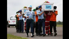 Tim SAR gabungan membawa dua peti mati jenazah penumpang pesawat AirAsia QZ8501 yang jatuh pada tanggal 28 Desember 2014  di pangkalan udara Iskandar, Pangkalan Bun, Kalteng, (19/1/2015). (REUTERS / Beawiharta)