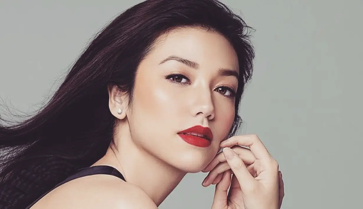 Potret yang satu ini memang patut diacungi jempol. Dengan makeup bold dan pulasan lipstik berwarna merah merona, Velove tampil cantik luar biasa. Foto: Instagram.