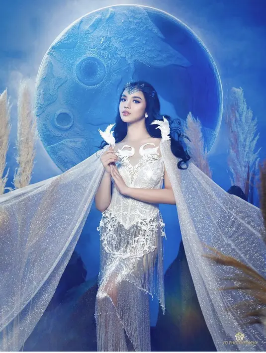 Rambut Lyodra yang ditata oleh Ami pun tampak indah dengan gaya rambut hitam wave panjang terurai ditambah dengan aksesori crown di bagian depan dari Ikie Marphacio. @lyodraofficial