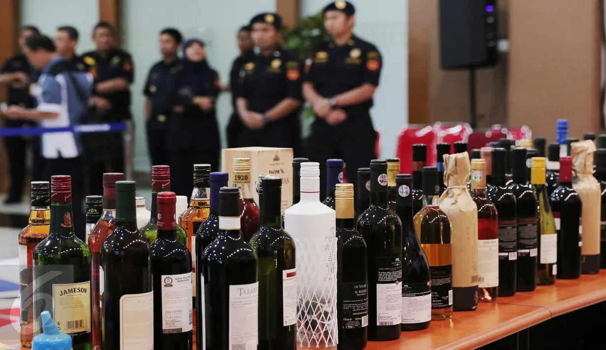 Sejumlah minuman impor yang disita oleh Petugas Bea dan Cukai di kantor KPU Bea Cukai, Tanjung Priok, Jakarta, (30/12). Sebanyak 63 dokumen diamankan karena terdapat barang yang dilarang dan pembatasan impornya. (Liputan6.com/Angga Yuniar)