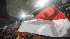 Suporter Selangor FA mengibarkan bendera Indonesia saat melawan Kuala Lumpur FA pada laga Liga Super Malaysia di Stadion Kuala Lumpur, Cheras, Minggu (4/2/2018). Kuala Lumpur FA kalah 0-2 dari Selangor FA. (Bola.com/Vitalis Yogi Trisna)